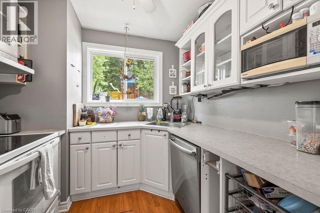 Single Family at 34- 125 LIVINGSTON Avenue, Grimsby, Ontario - Photo 6 - RE/MAX Garden City Realty