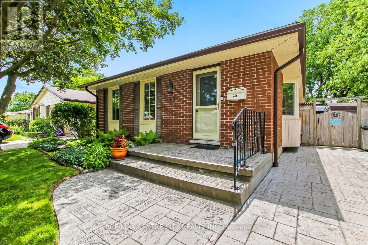 Single Family at 20 Hines Crescent, London South (South Q), Ontario - Photo 2 - RE/MAX Garden City Realty