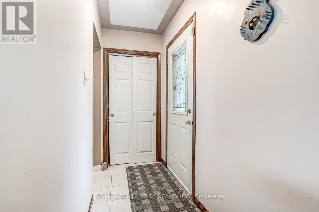 Single Family at 20 Hines Crescent, London South (South Q), Ontario - Photo 3 - RE/MAX Garden City Realty