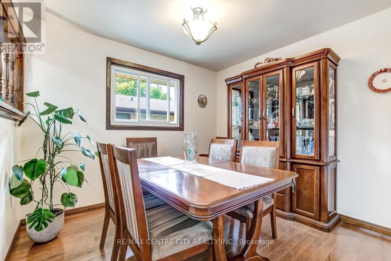 Single Family at 20 Hines Crescent, London South (South Q), Ontario - Photo 7 - RE/MAX Garden City Realty