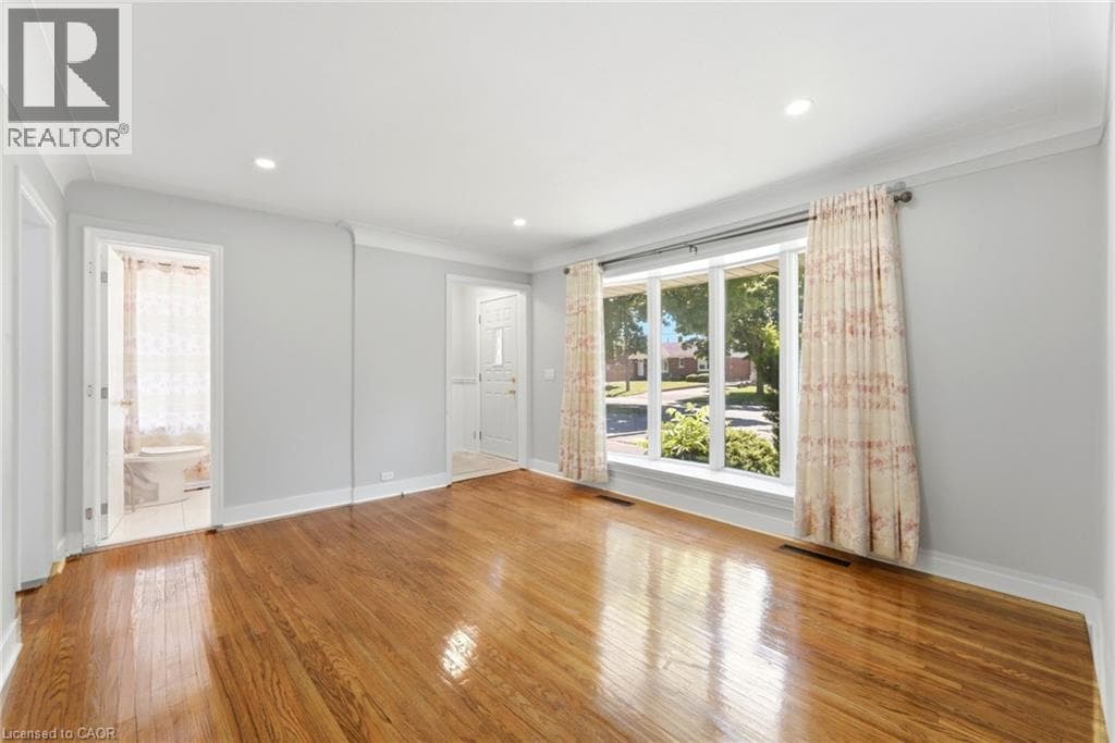 Single Family at 6447 BURDETTE Drive, Niagara Falls, Ontario - Photo 4 - RE/MAX Garden City Realty