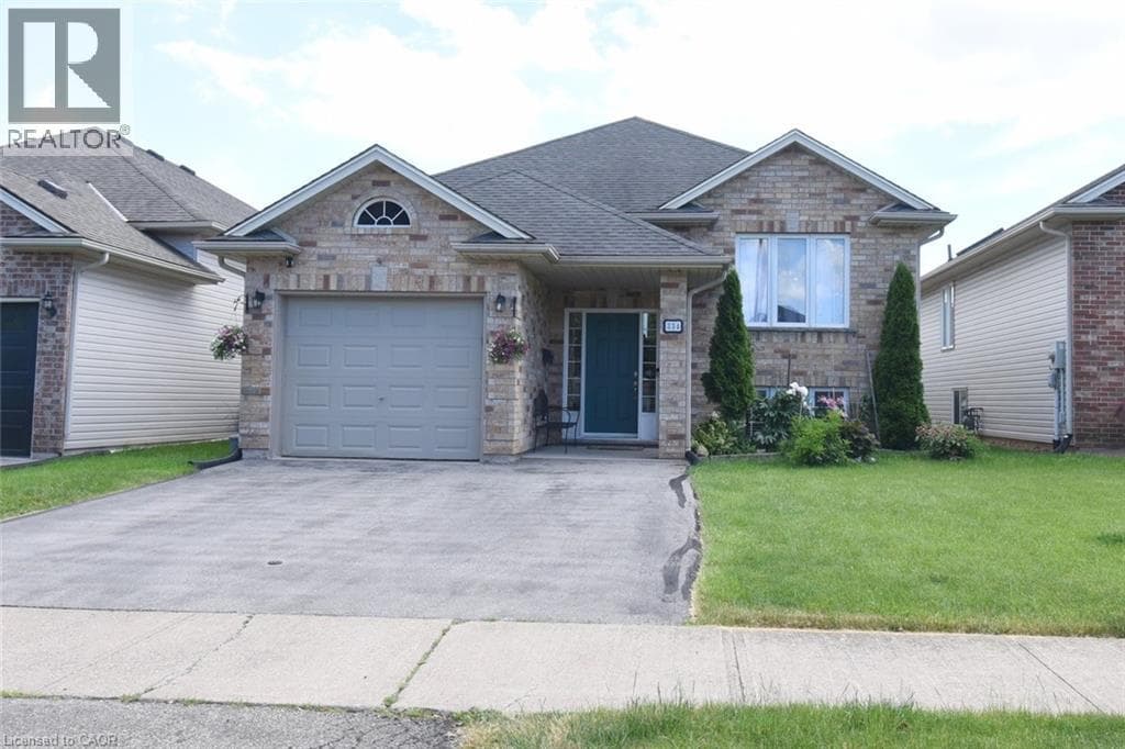 Single Family at 334 ST. LAWRENCE Drive, Welland, Ontario - Photo 3 - RE/MAX Garden City Realty