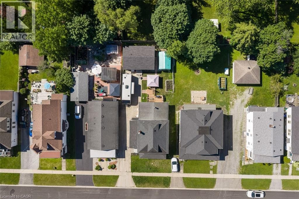 Single Family at 221 BOWEN Road, Fort Erie, Ontario - Photo 5 - RE/MAX Garden City Realty