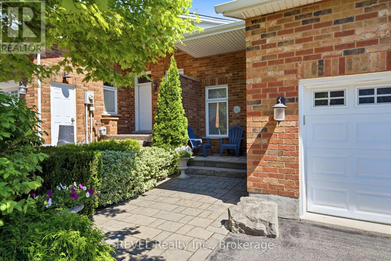 Single Family at 6295 Forest Ridge Drive, Niagara Falls (Stamford), Ontario - Photo 3 - RE/MAX Garden City Realty
