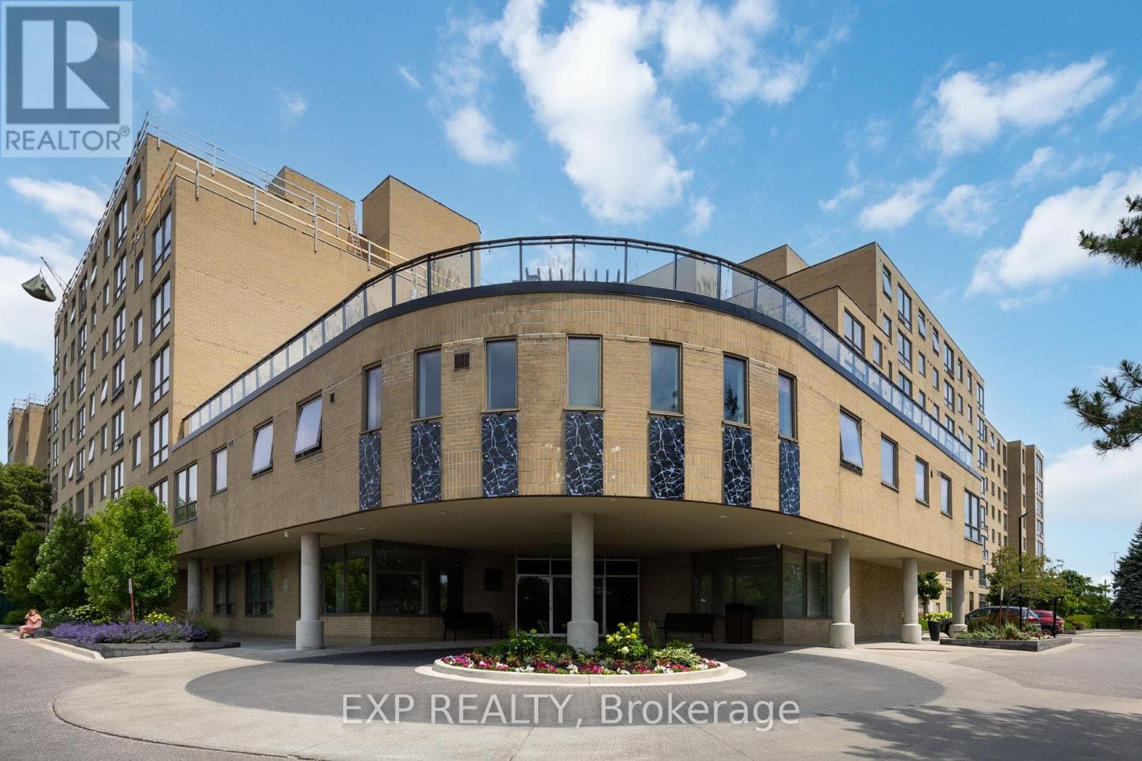 716- 326 Major Mackenzie Drive
