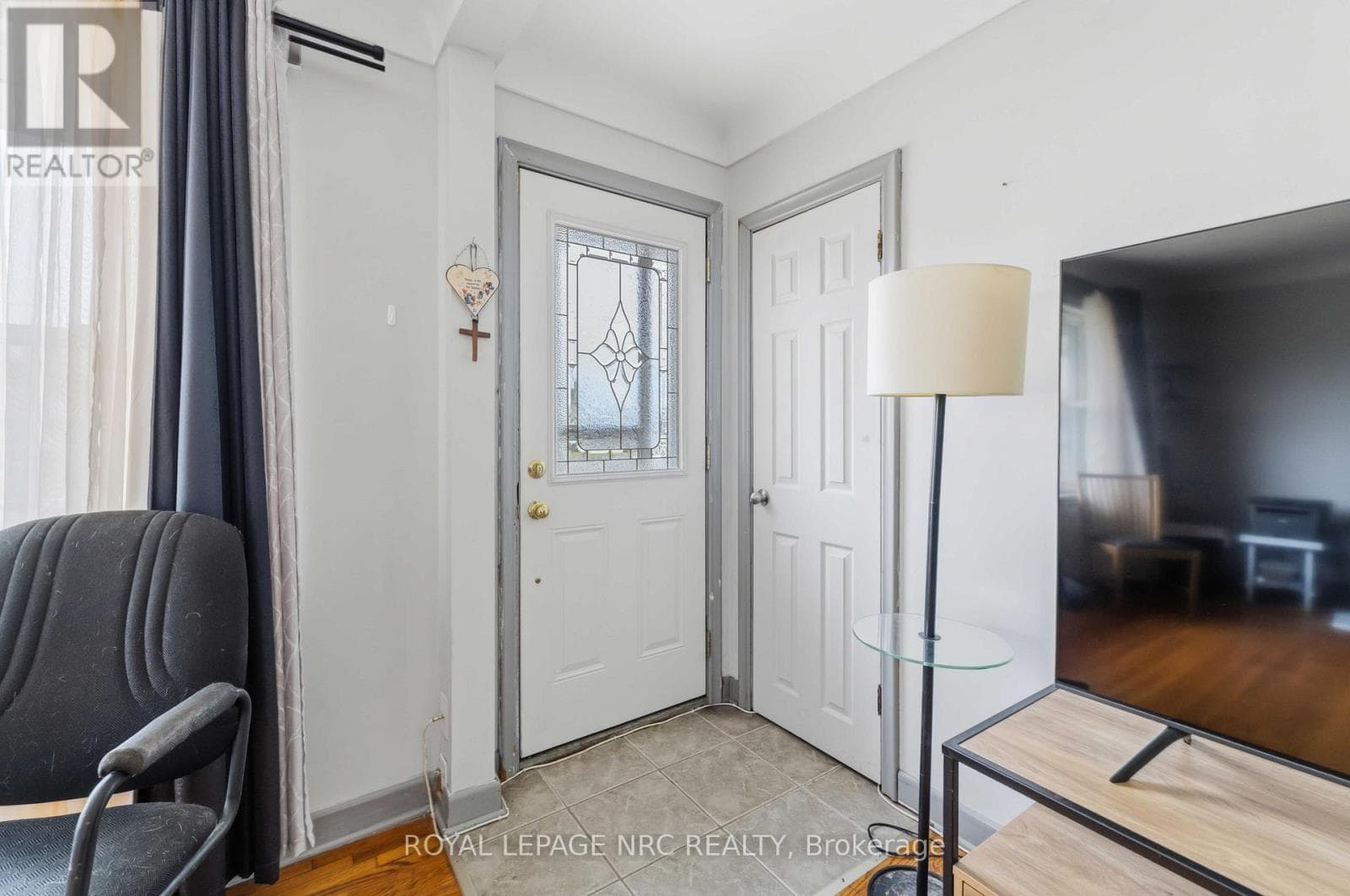 Single Family at 7101 Roger Crescent, Niagara Falls (Arad/Fallsview), Ontario - Photo 6 - RE/MAX Garden City Realty