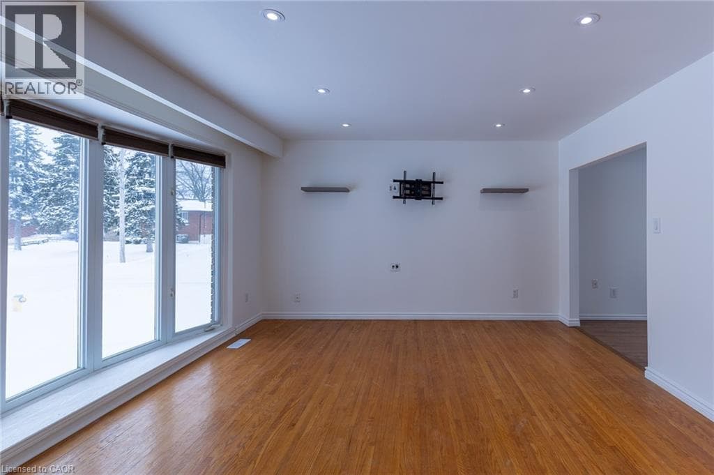 Single Family at Main- 1 ELDRID Court, Grimsby, Ontario - Photo 3 - RE/MAX Garden City Realty