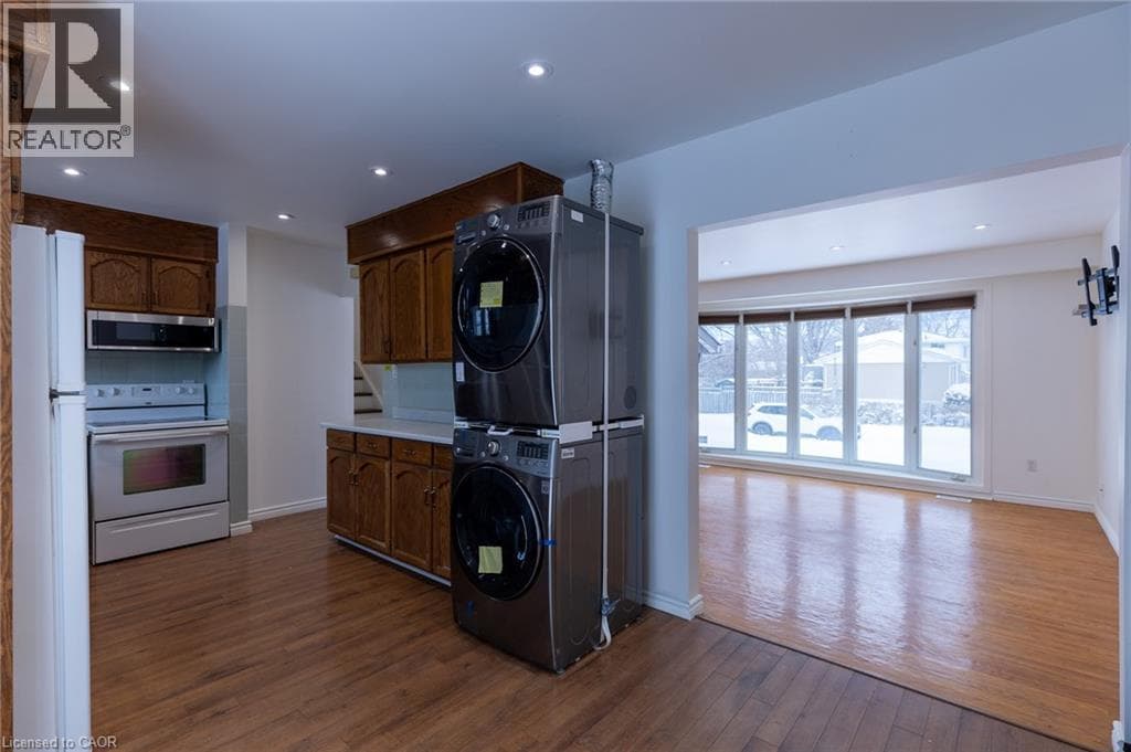 Single Family at Main- 1 ELDRID Court, Grimsby, Ontario - Photo 7 - RE/MAX Garden City Realty