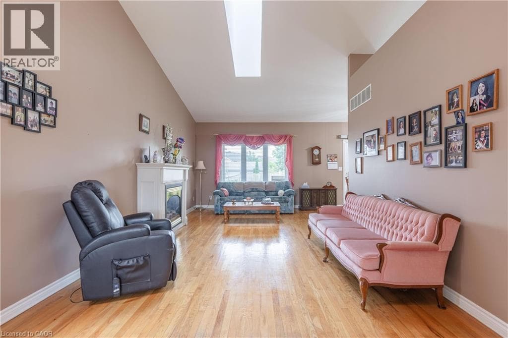 Single Family at 8034 PINELLAS PARK Drive, Niagara Falls, Ontario - Photo 7 - RE/MAX Garden City Realty