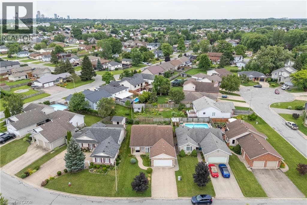 Single Family at 8034 PINELLAS PARK Drive, Niagara Falls, Ontario - Photo 4 - RE/MAX Garden City Realty