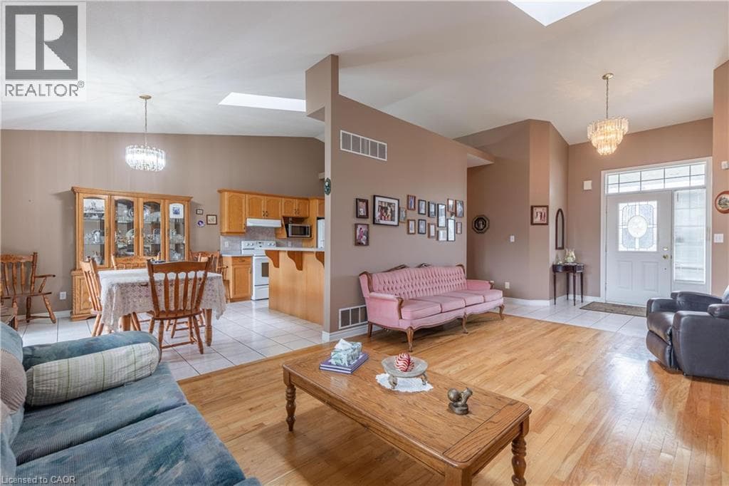 Single Family at 8034 PINELLAS PARK Drive, Niagara Falls, Ontario - Photo 9 - RE/MAX Garden City Realty