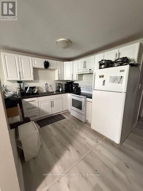 Multi-family at 9 Ellen Street, Mississauga (Streetsville), Ontario - Photo 3 - RE/MAX Garden City Realty