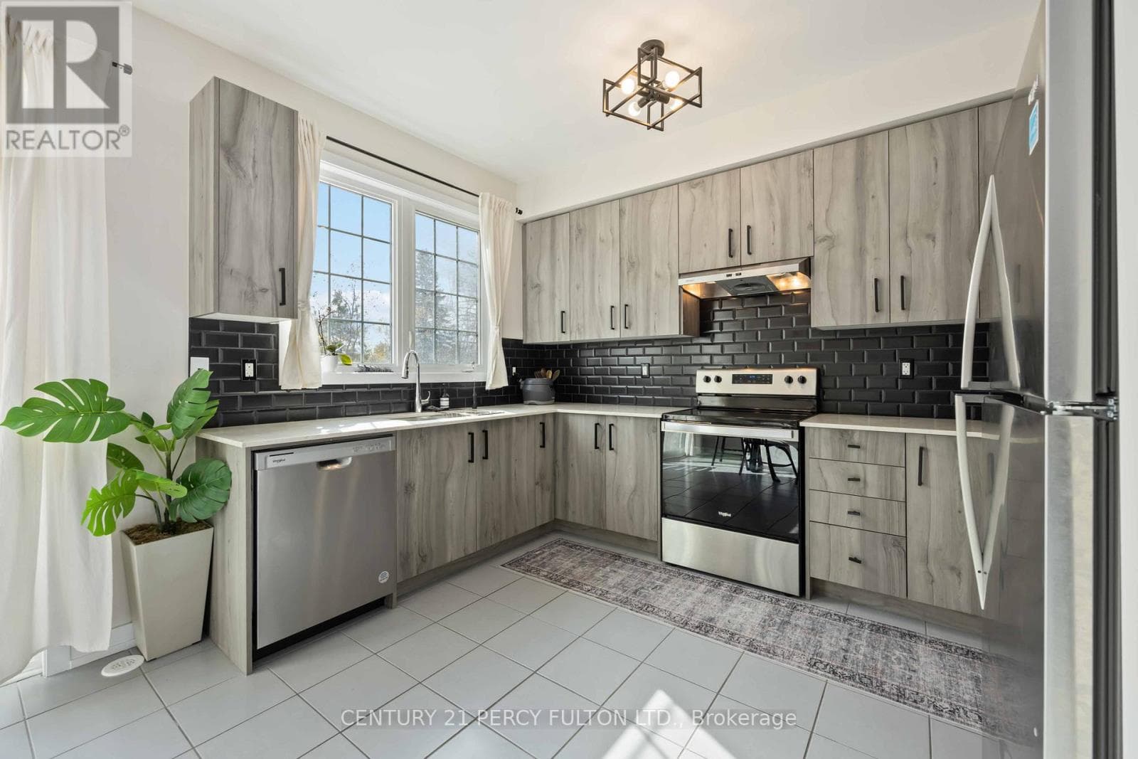 Single Family at 102 Lyall Stokes Circle, East Gwillimbury (Mt Albert), Ontario - Photo 10 - RE/MAX Garden City Realty