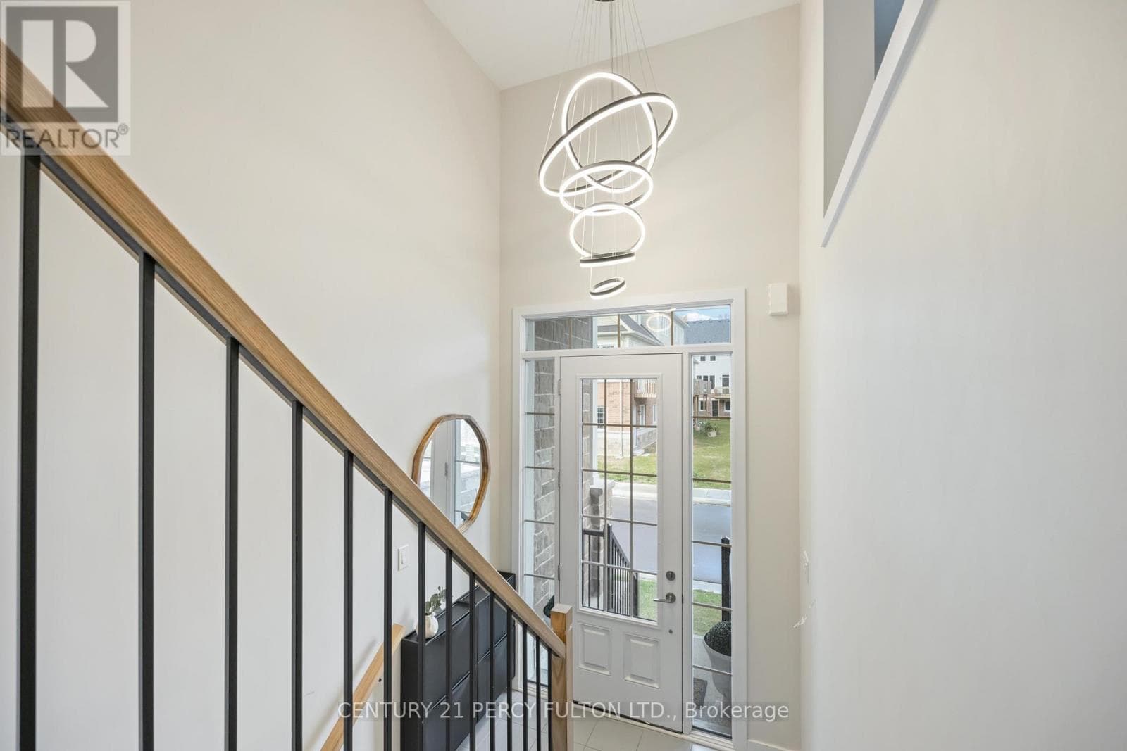 Single Family at 102 Lyall Stokes Circle, East Gwillimbury (Mt Albert), Ontario - Photo 3 - RE/MAX Garden City Realty
