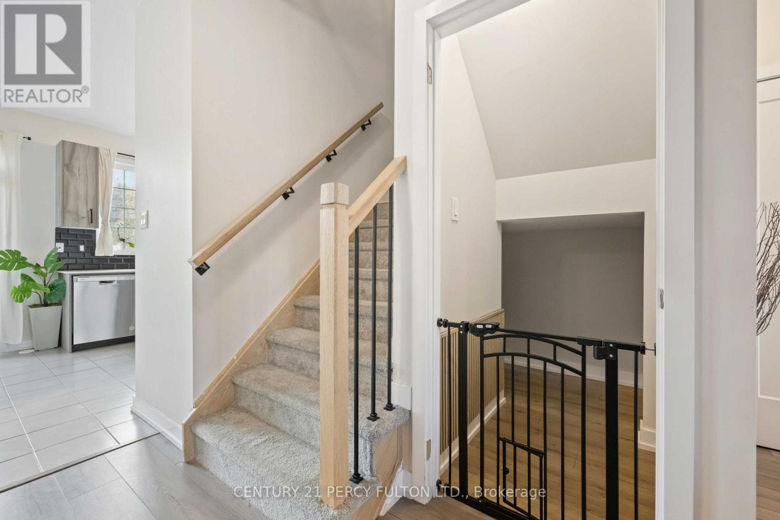 Single Family at 102 Lyall Stokes Circle, East Gwillimbury (Mt Albert), Ontario - Photo 4 - RE/MAX Garden City Realty