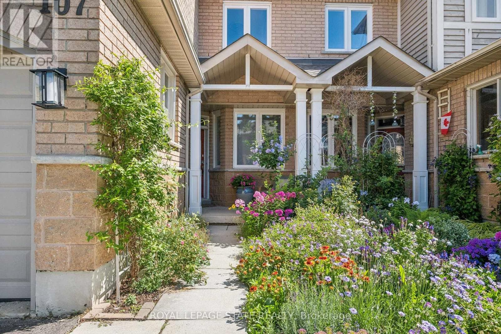 107- 833 Scollard Court