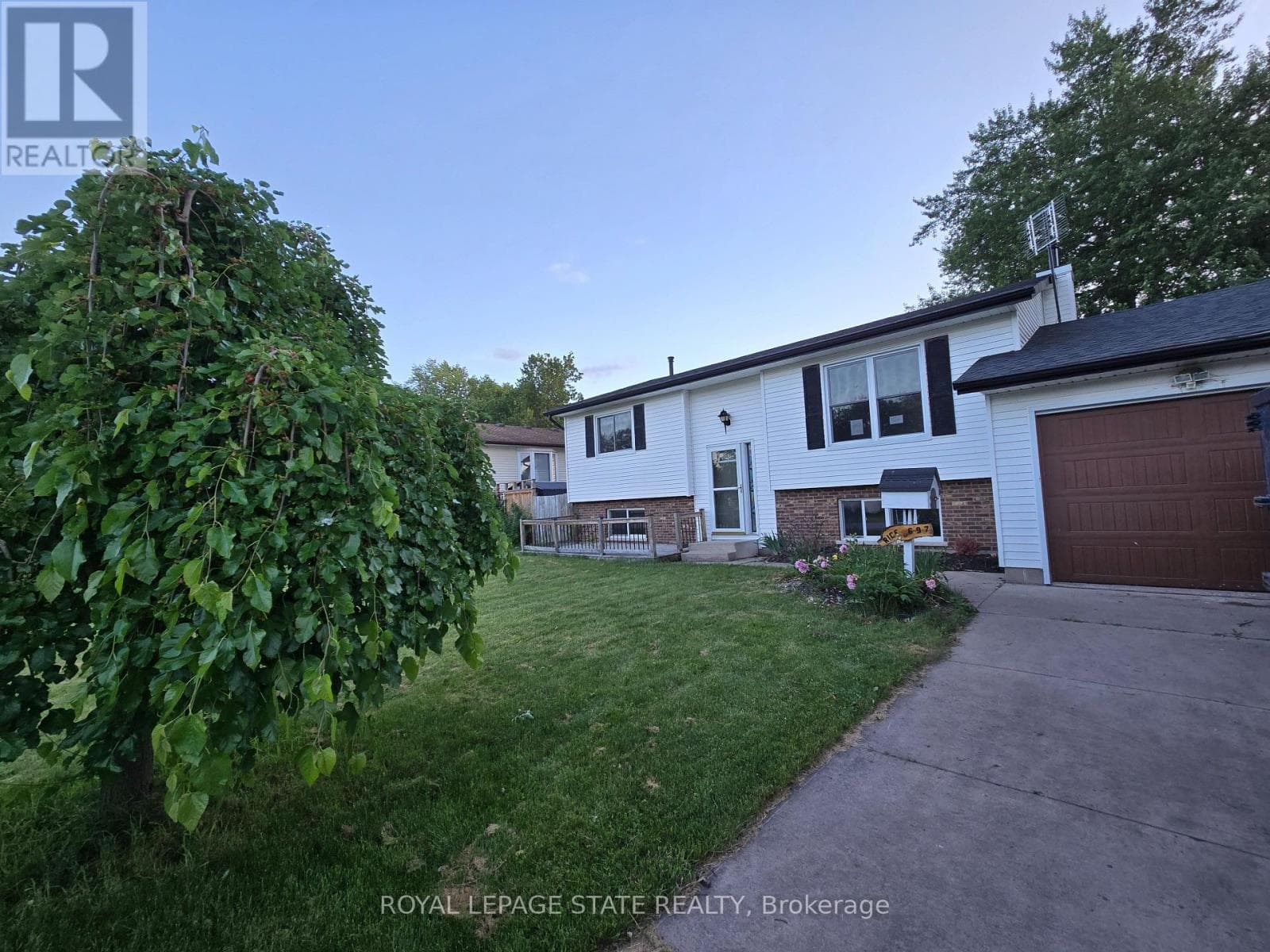 Single Family at 697 Ferndale Avenue, Fort Erie (Crescent Park), Ontario - Photo 2 - RE/MAX Garden City Realty