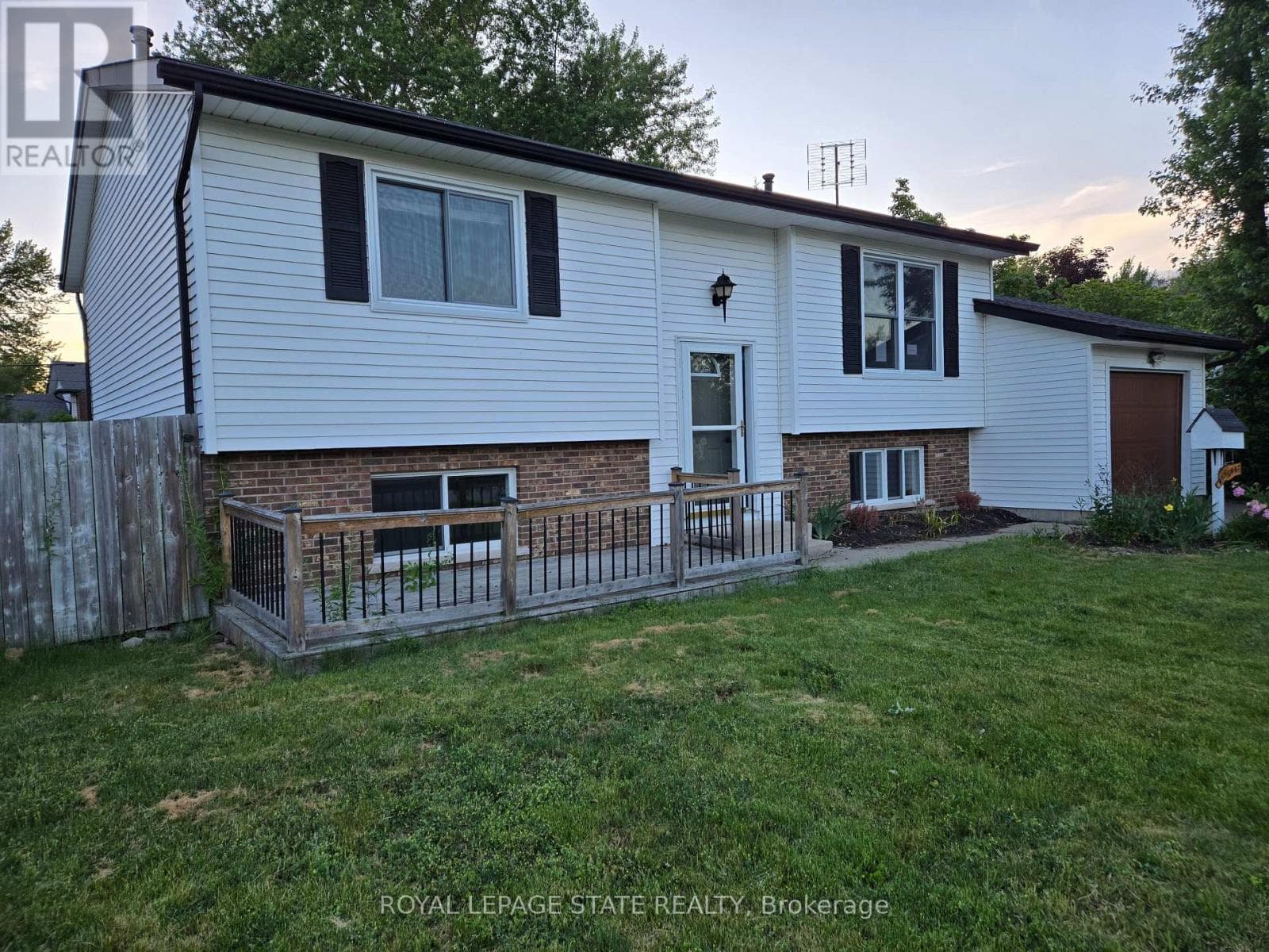 Single Family at 697 Ferndale Avenue, Fort Erie (Crescent Park), Ontario - Photo 3 - RE/MAX Garden City Realty