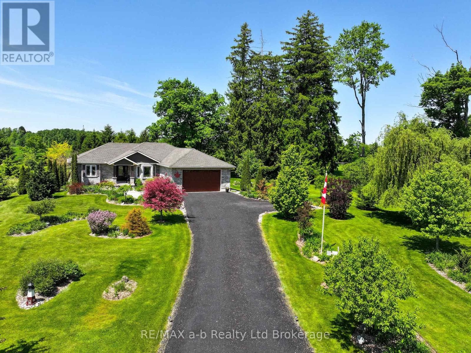 Single Family at 261 Middle Townline Road, Brant (Burford), Ontario - Photo 2 - RE/MAX Garden City Realty