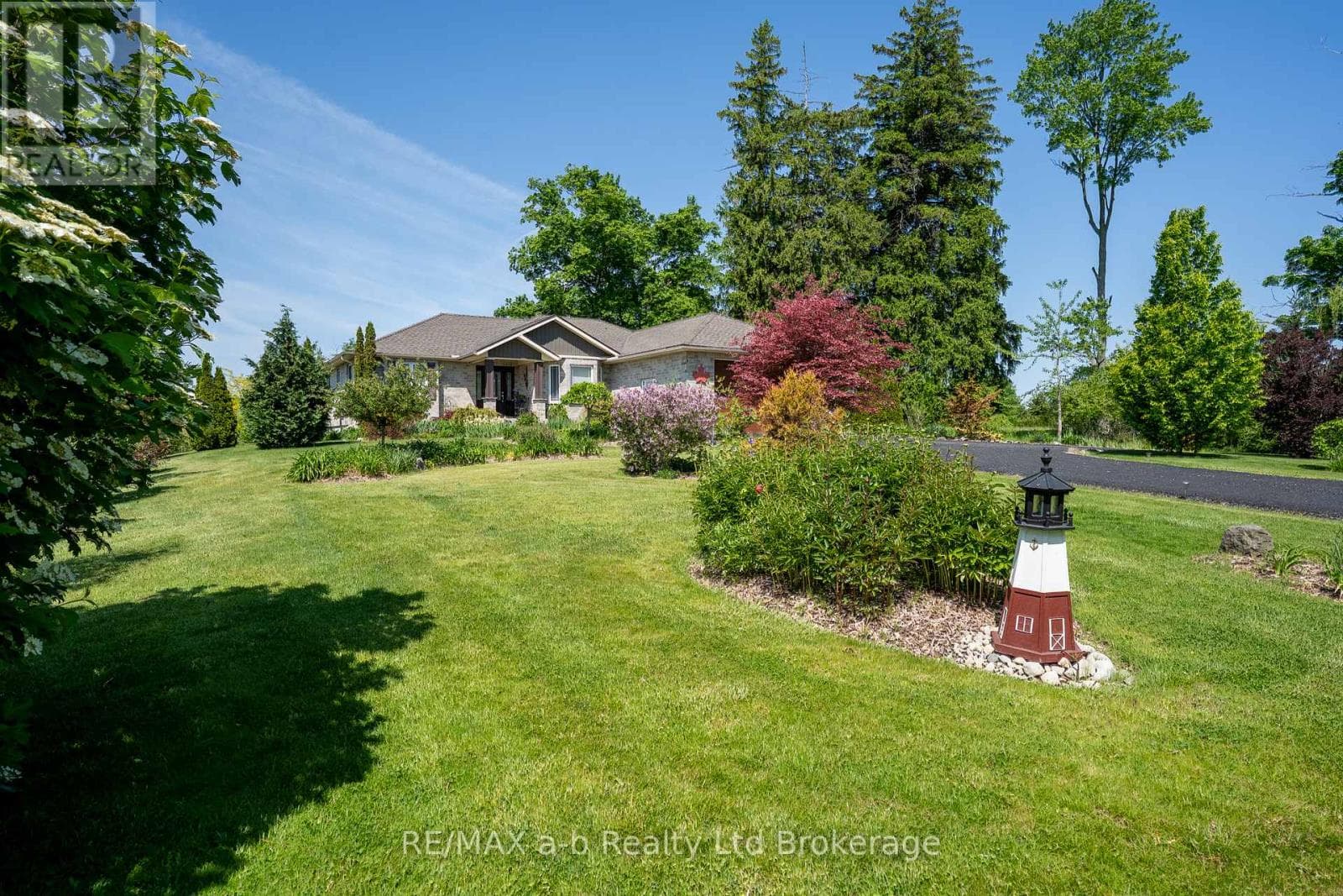 Single Family at 261 Middle Townline Road, Brant (Burford), Ontario - Photo 3 - RE/MAX Garden City Realty