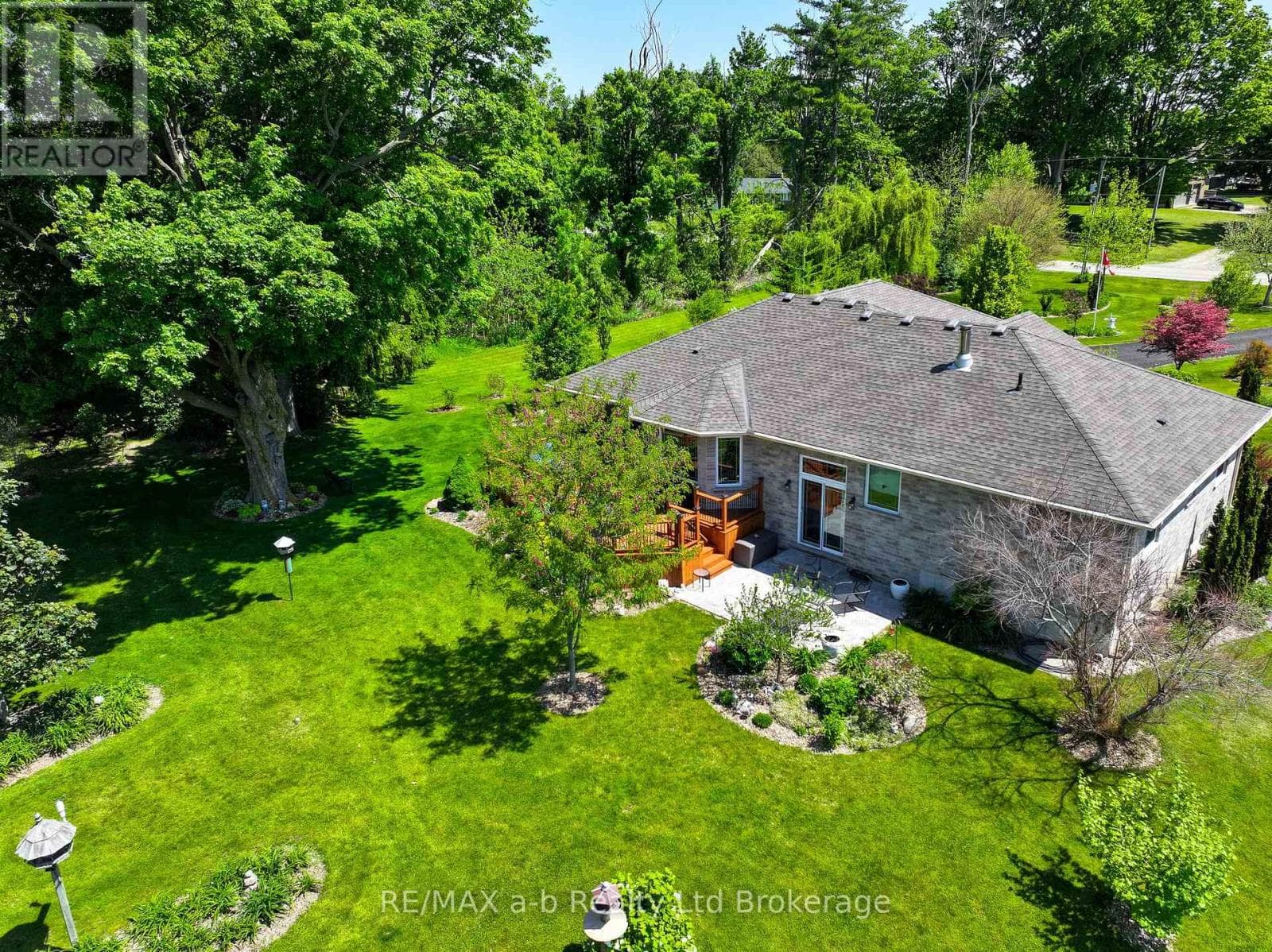 Single Family at 261 Middle Townline Road, Brant (Burford), Ontario - Photo 5 - RE/MAX Garden City Realty
