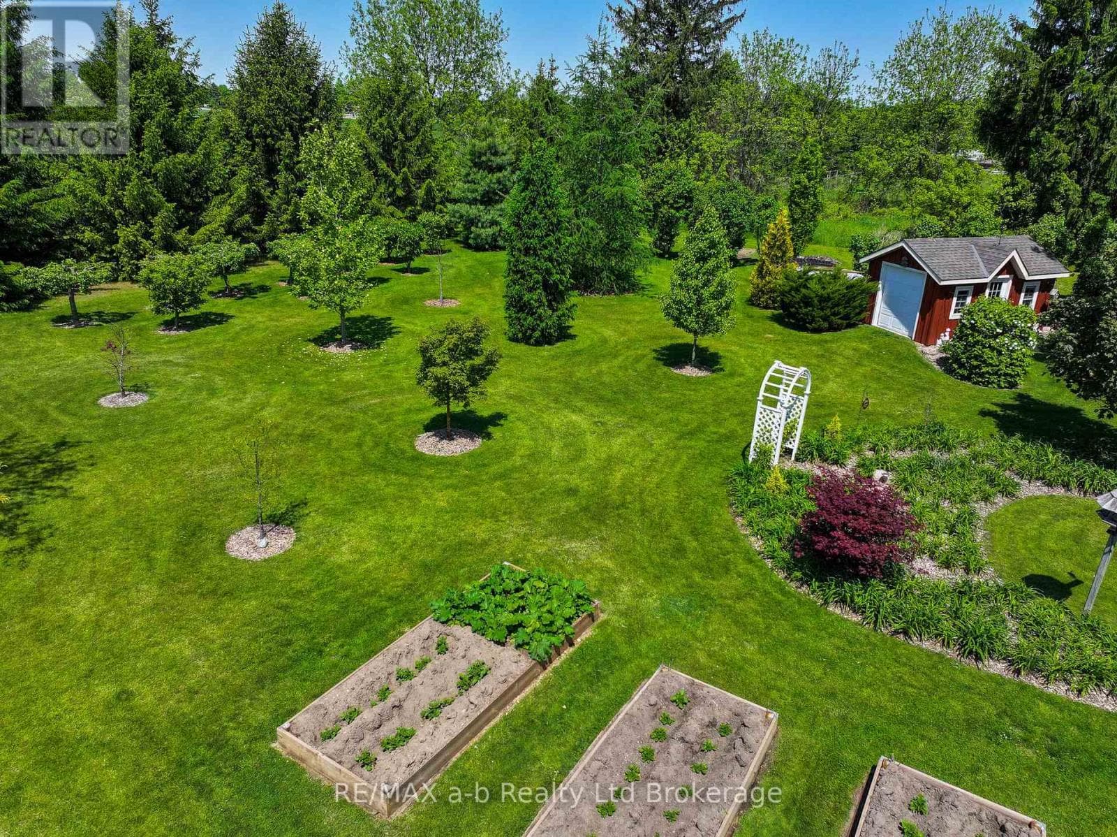 Single Family at 261 Middle Townline Road, Brant (Burford), Ontario - Photo 8 - RE/MAX Garden City Realty
