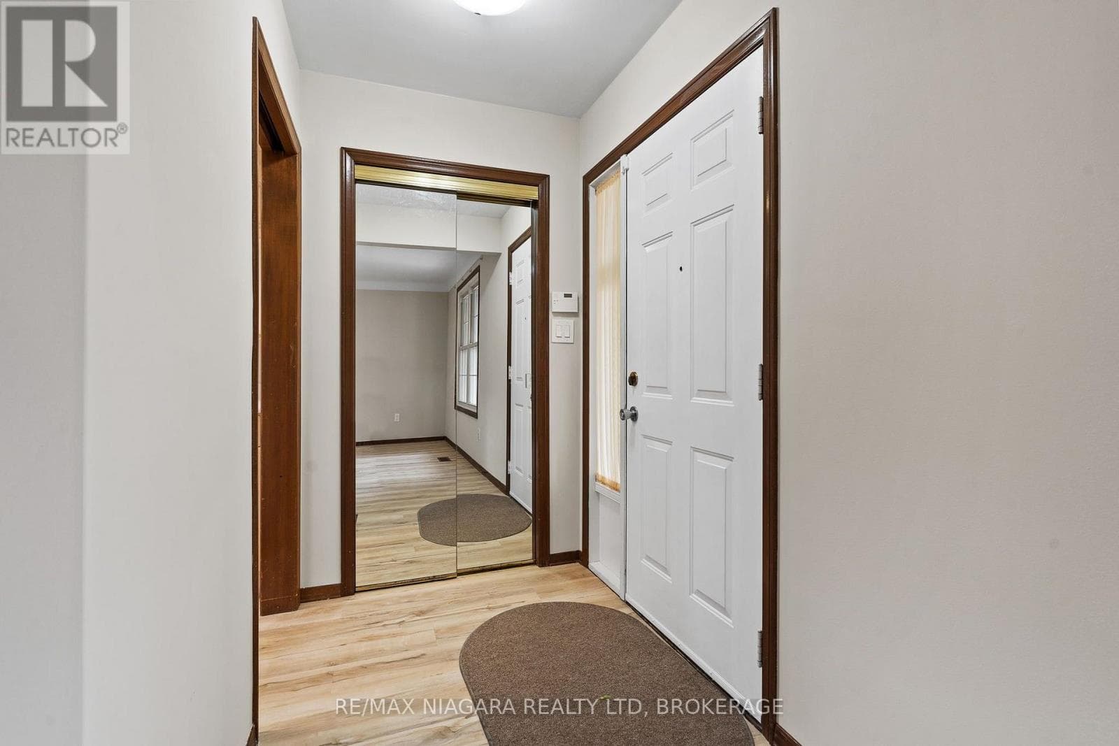 Single Family at 476 SCOTT Street, St. Catharines (Carlton/Bunting), Ontario - Photo 4 - RE/MAX Garden City Realty