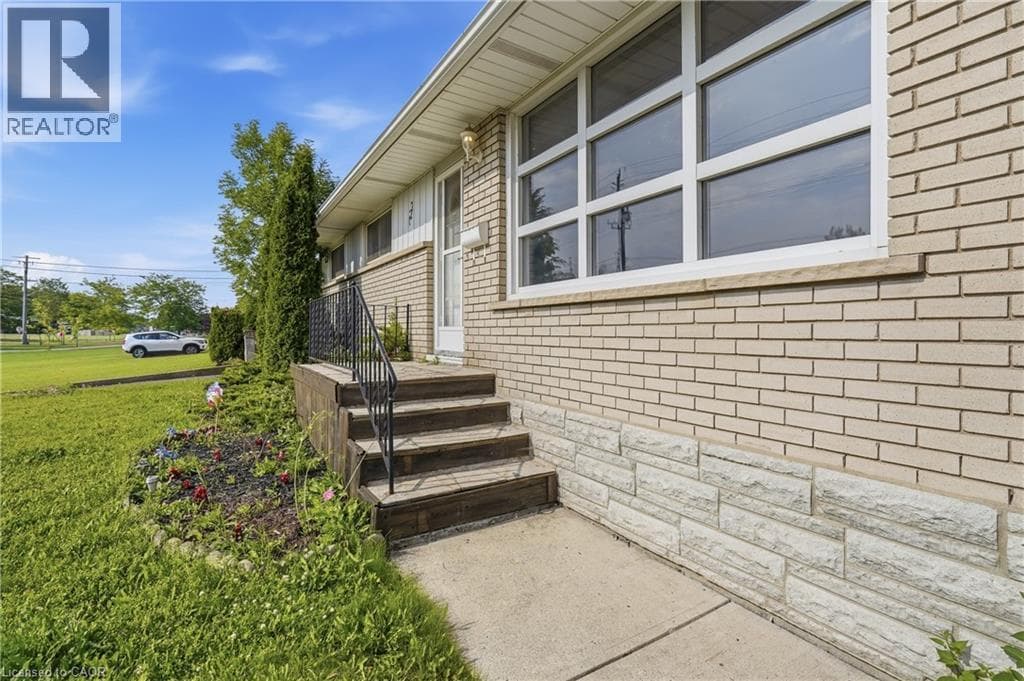 Single Family at 127 WELLINGTON Street, Welland, Ontario - Photo 3 - RE/MAX Garden City Realty