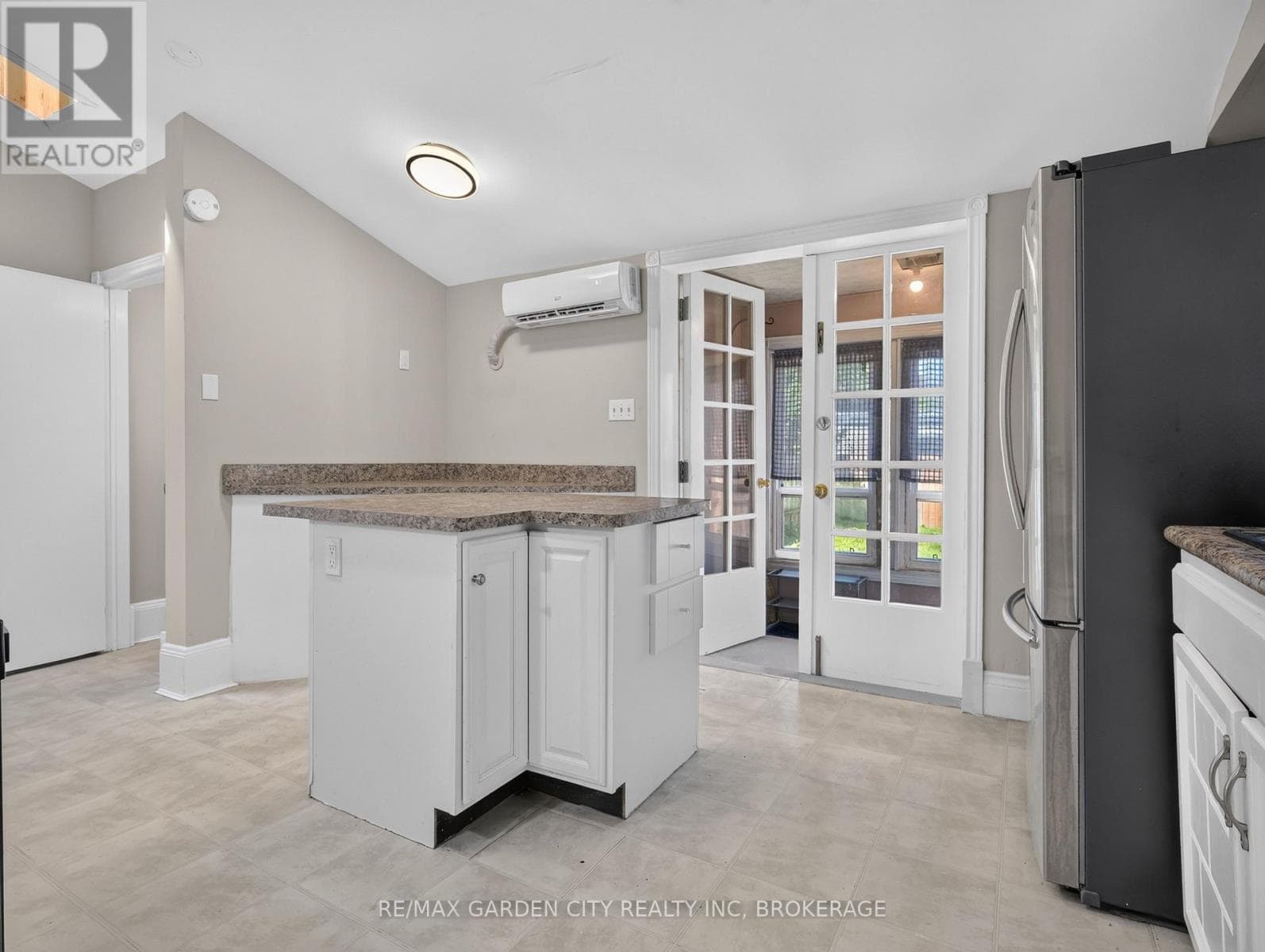 Single Family at 15 Catherine Street, St. Catharines (Downtown), Ontario - Photo 10 - RE/MAX Garden City Realty