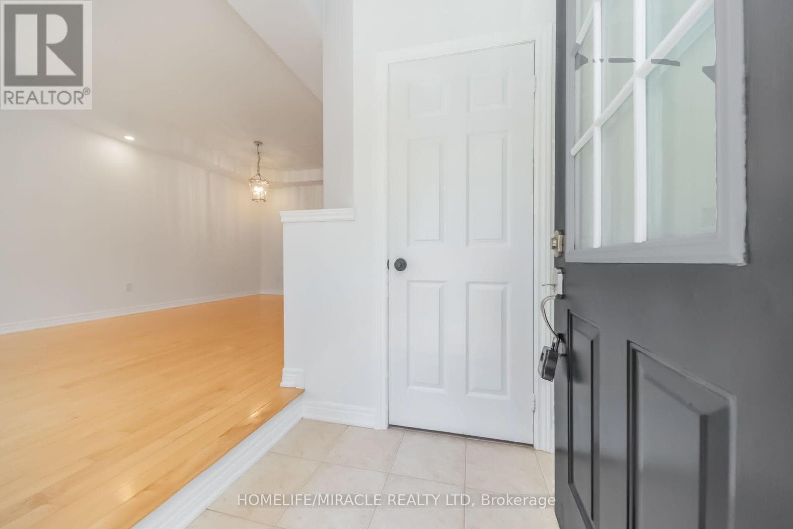 Single Family at 257 Gatwick Drive, Oakville (RO River Oaks), Ontario - Photo 3 - RE/MAX Garden City Realty