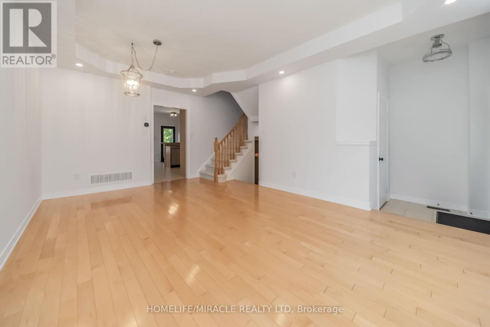 Single Family at 257 Gatwick Drive, Oakville (RO River Oaks), Ontario - Photo 4 - RE/MAX Garden City Realty