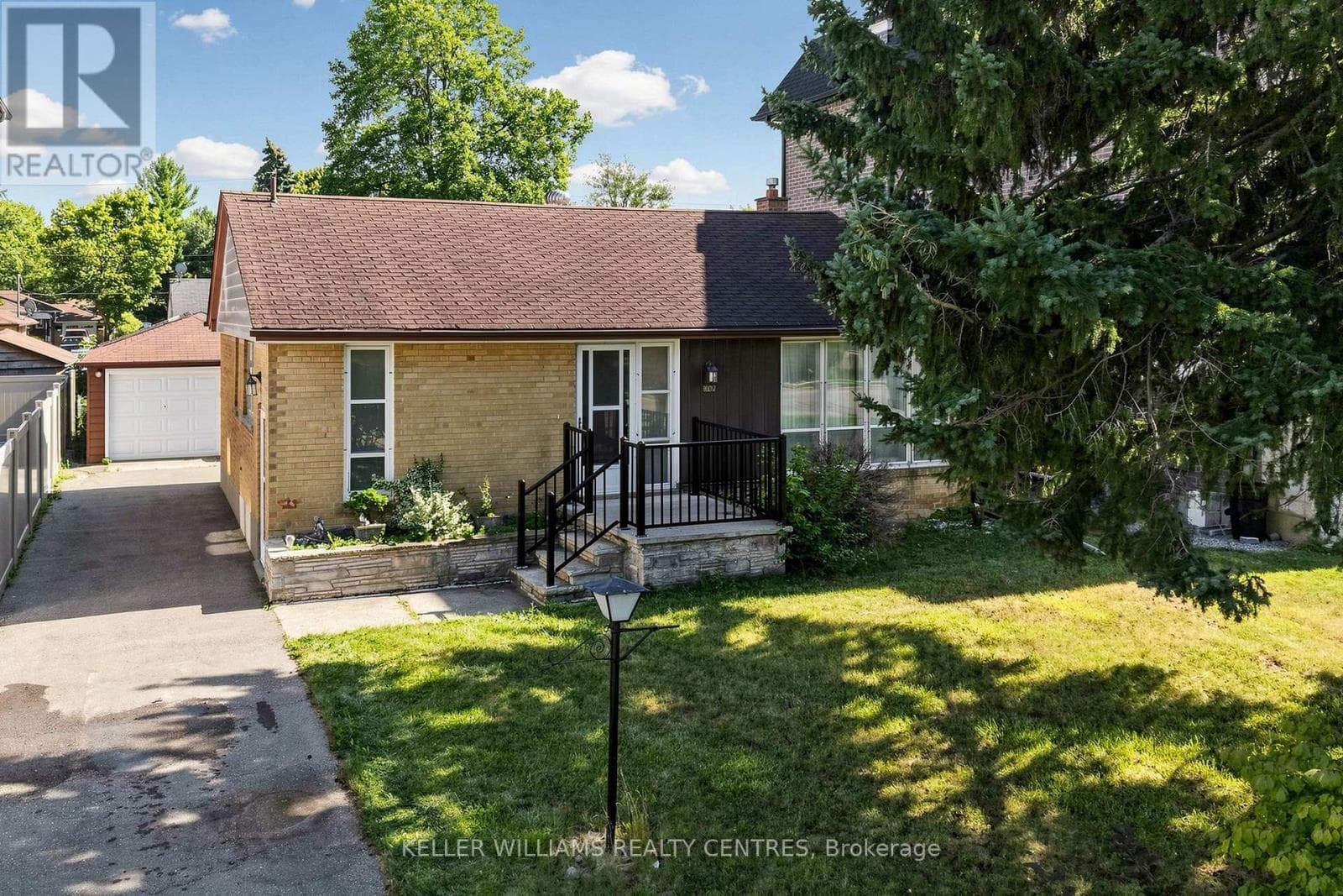 Single Family at 302 Palmer Avenue, Richmond Hill (Harding), Ontario - Photo 3 - RE/MAX Garden City Realty