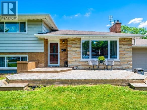 Single Family at 16 WOODMOUNT Drive, St. Catharines, Ontario - Photo 4 - RE/MAX Garden City Realty