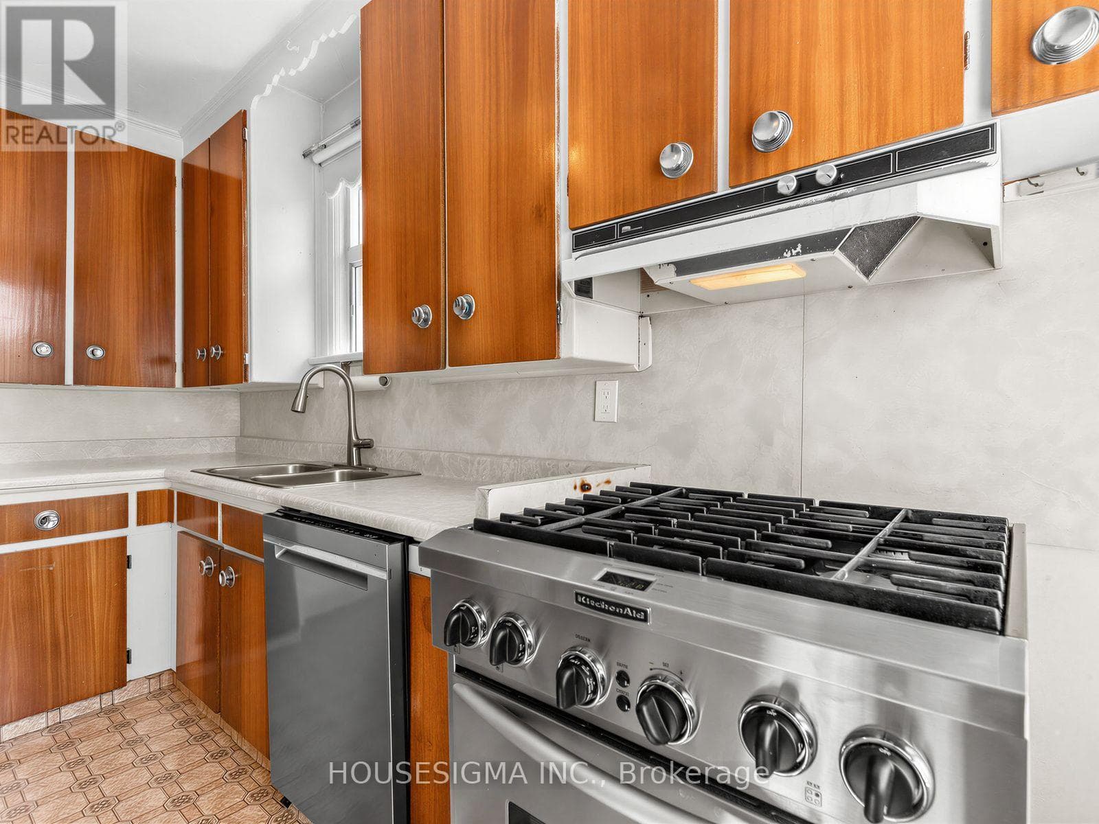 Single Family at 491 Hopewell Avenue, Toronto (Briar Hill-Belgravia), Ontario - Photo 10 - RE/MAX Garden City Realty