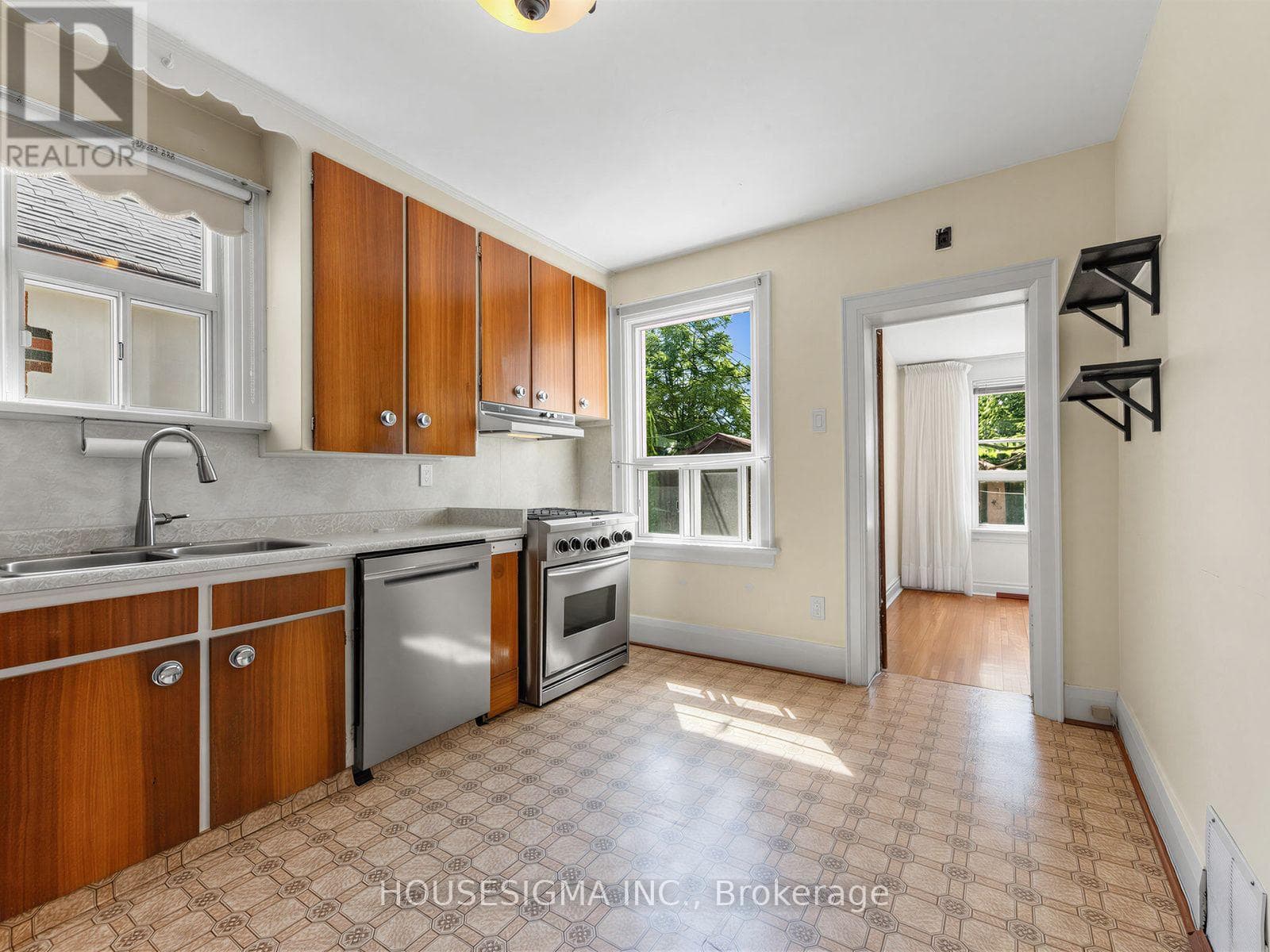 Single Family at 491 Hopewell Avenue, Toronto (Briar Hill-Belgravia), Ontario - Photo 9 - RE/MAX Garden City Realty