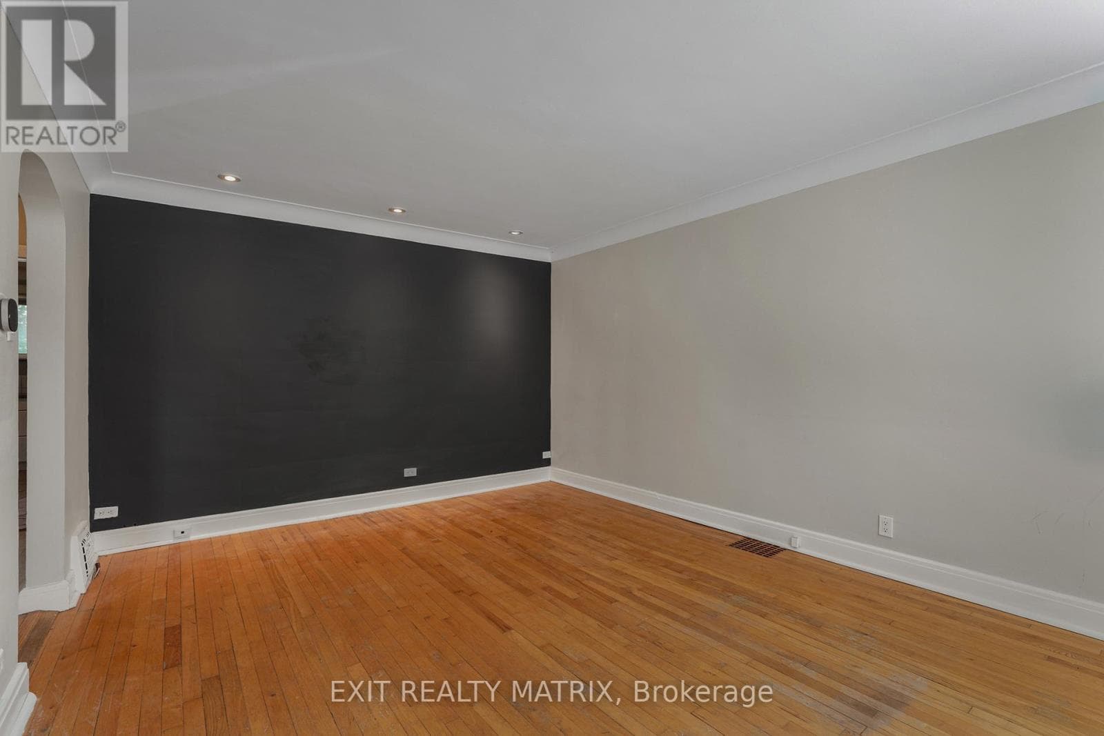 Multi-family at 261 Montfort Street, Ottawa, Ontario - Photo 5 - RE/MAX Garden City Realty