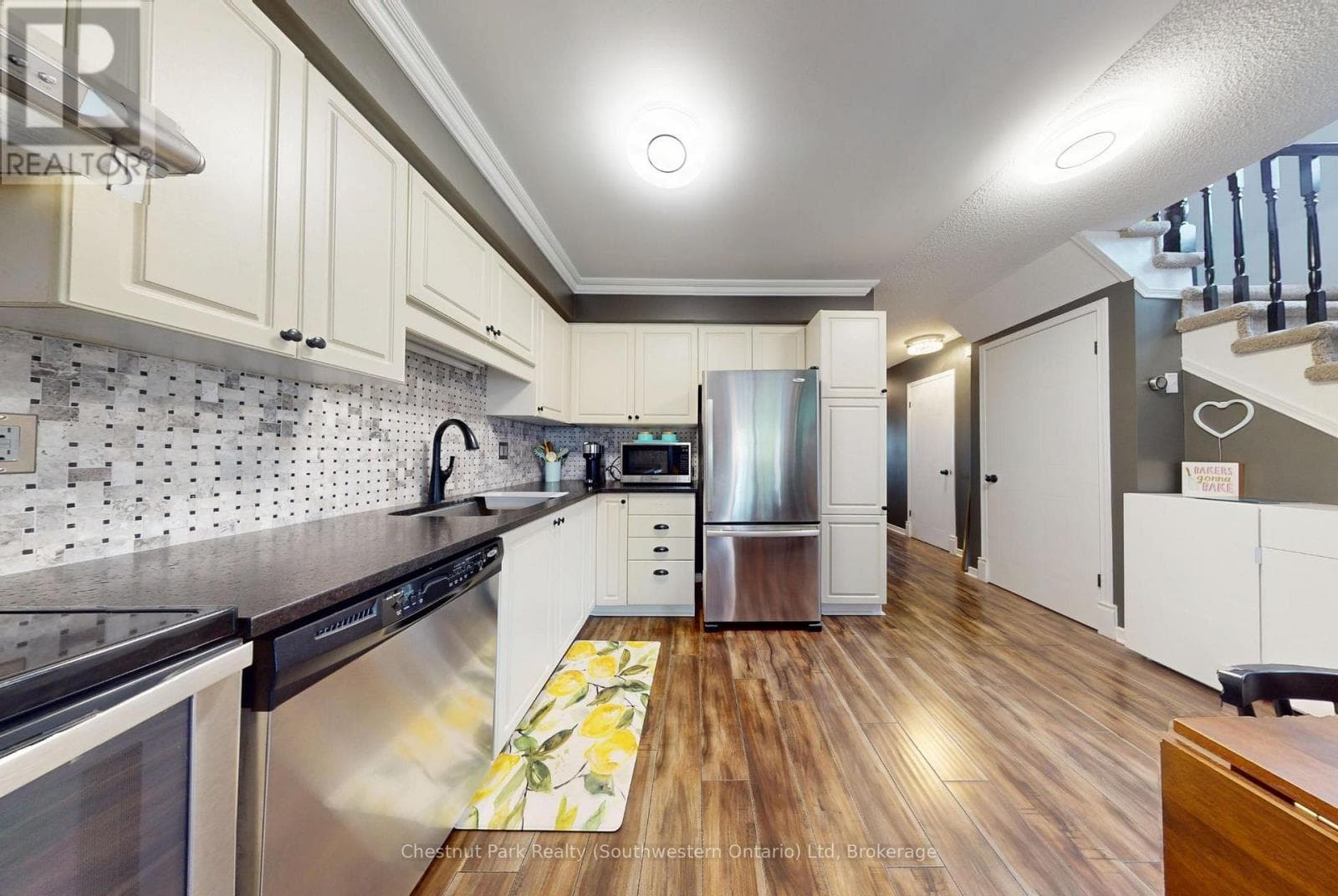 Single Family at 124 Gosling Gardens, Guelph (Clairfields/Hanlon Business Park), Ontario - Photo 6 - RE/MAX Garden City Realty
