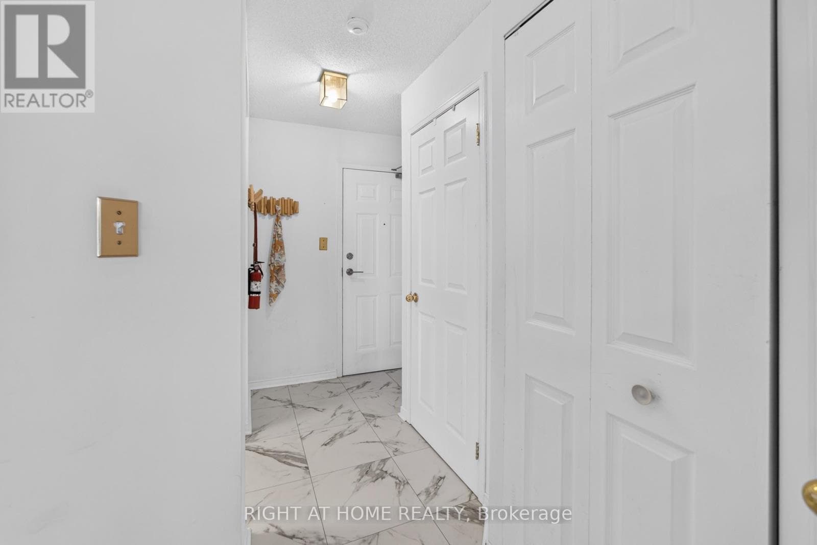 Single Family at 607- 32 Tannery Street, Mississauga (Streetsville), Ontario - Photo 5 - RE/MAX Garden City Realty