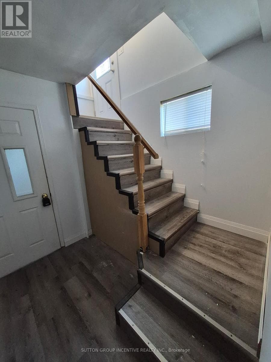 Single Family at Lower- 211 Cliff Road, Barrie (South Shore), Ontario - Photo 2 - RE/MAX Garden City Realty