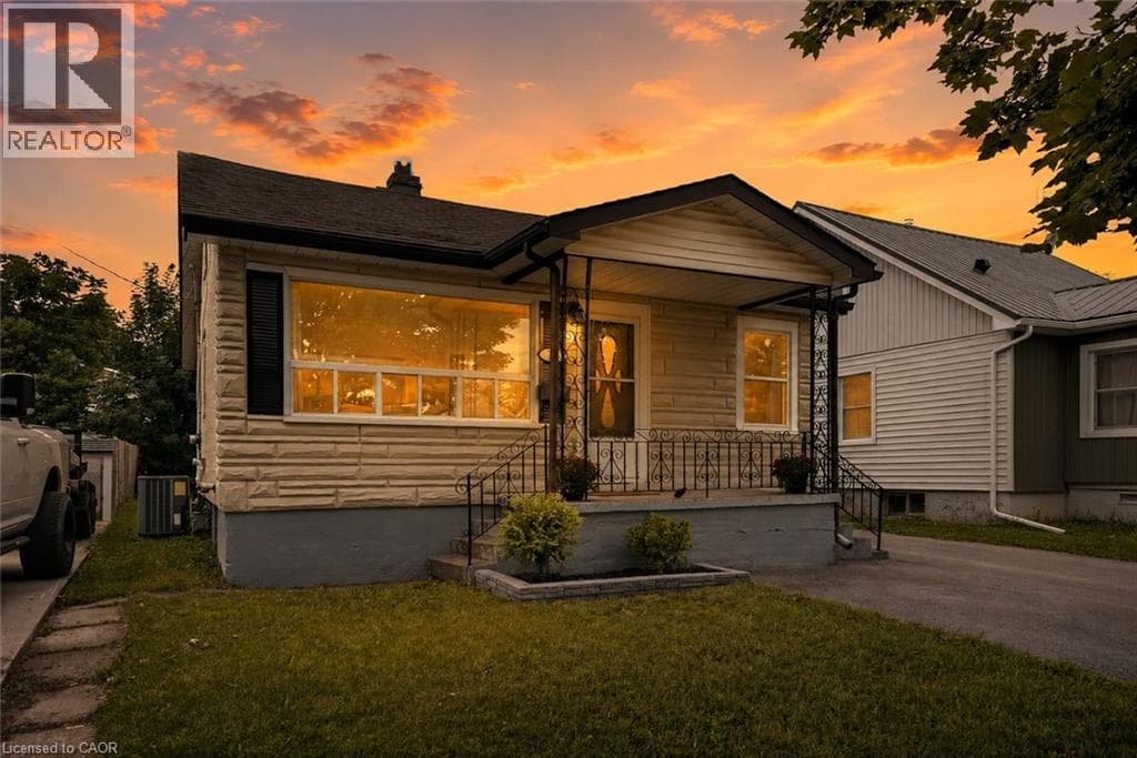Single Family at 333 SIMPSON Avenue, Welland, Ontario - Photo 4 - RE/MAX Garden City Realty