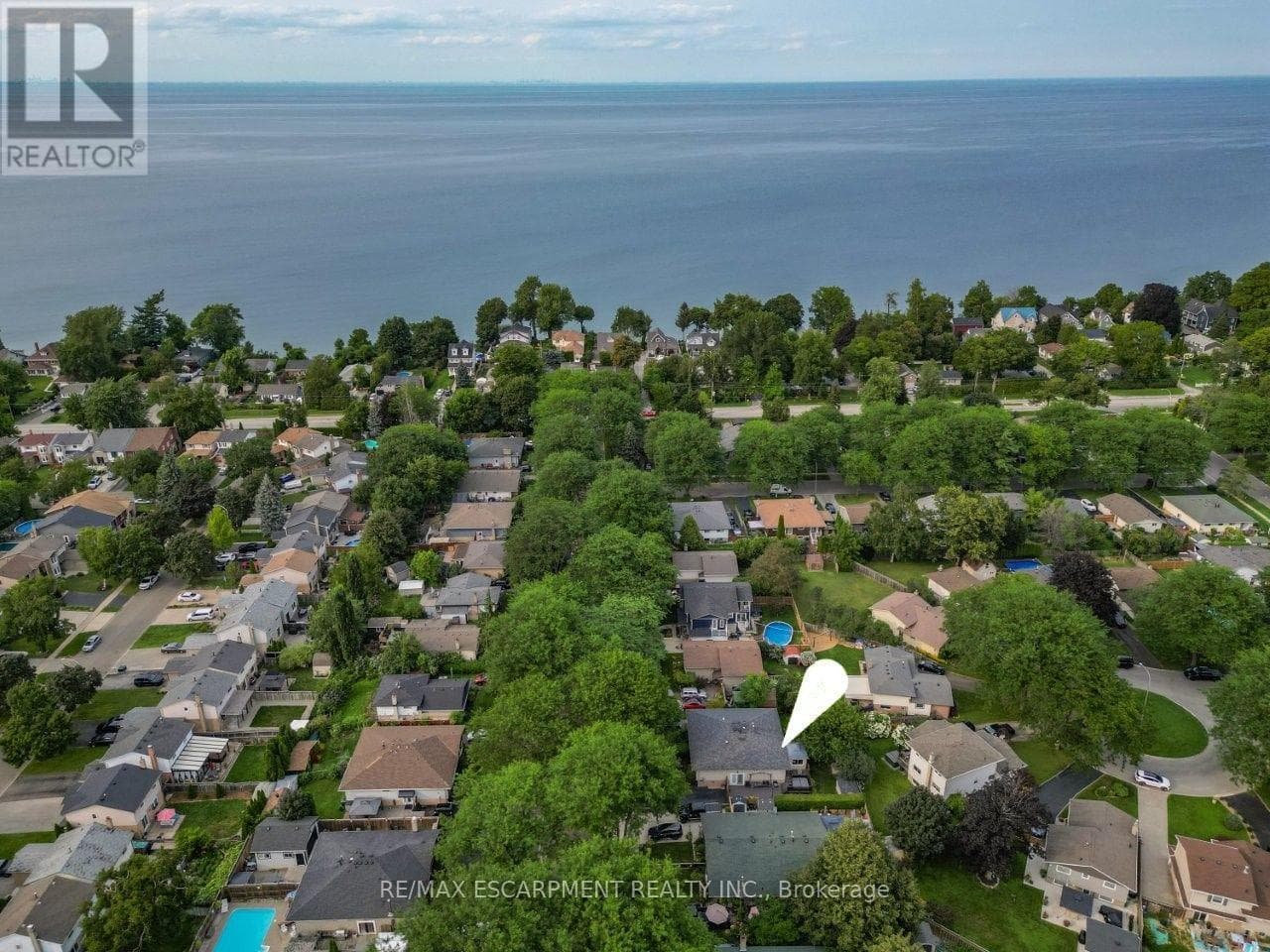 Single Family at 14 Woodeden Road, Grimsby (Grimsby Beach), Ontario - Photo 2 - RE/MAX Garden City Realty