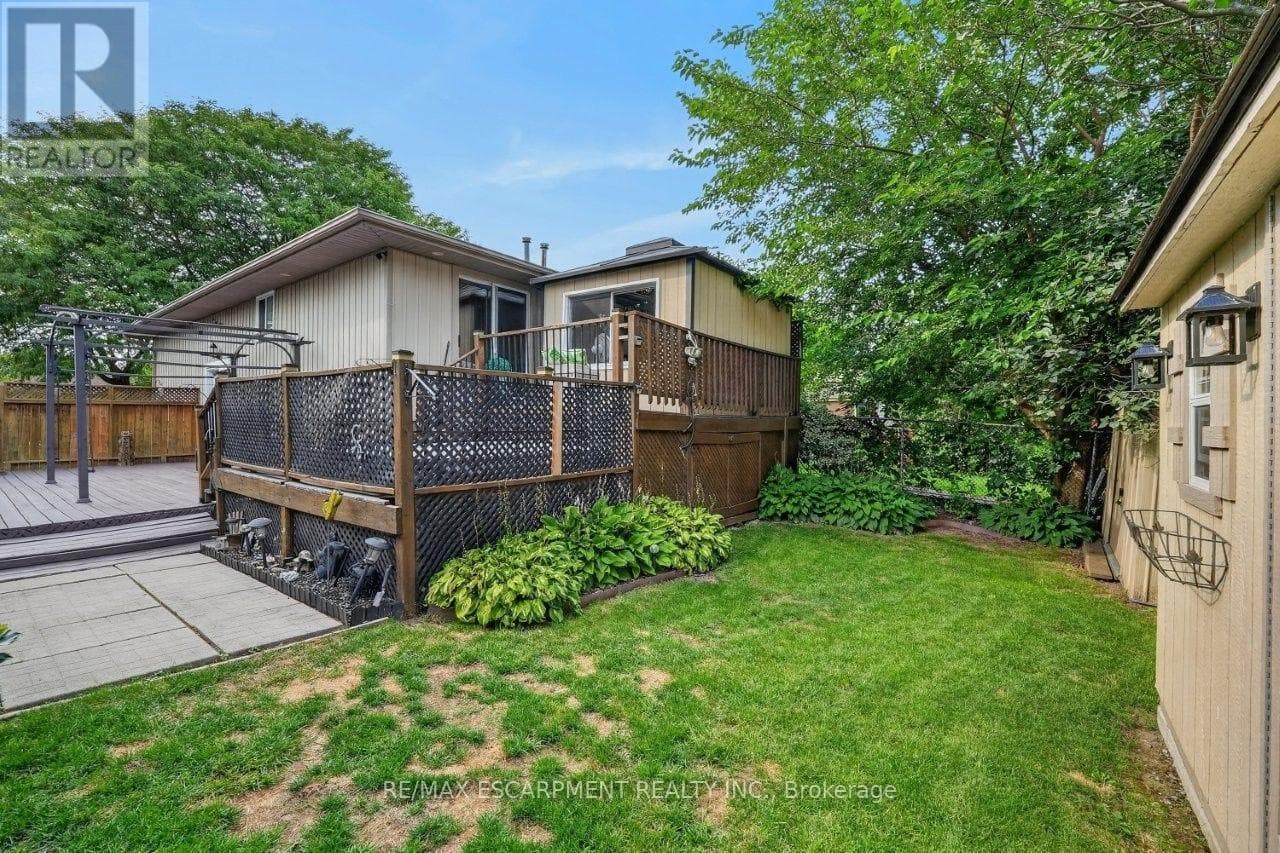 Single Family at 14 Woodeden Road, Grimsby (Grimsby Beach), Ontario - Photo 3 - RE/MAX Garden City Realty