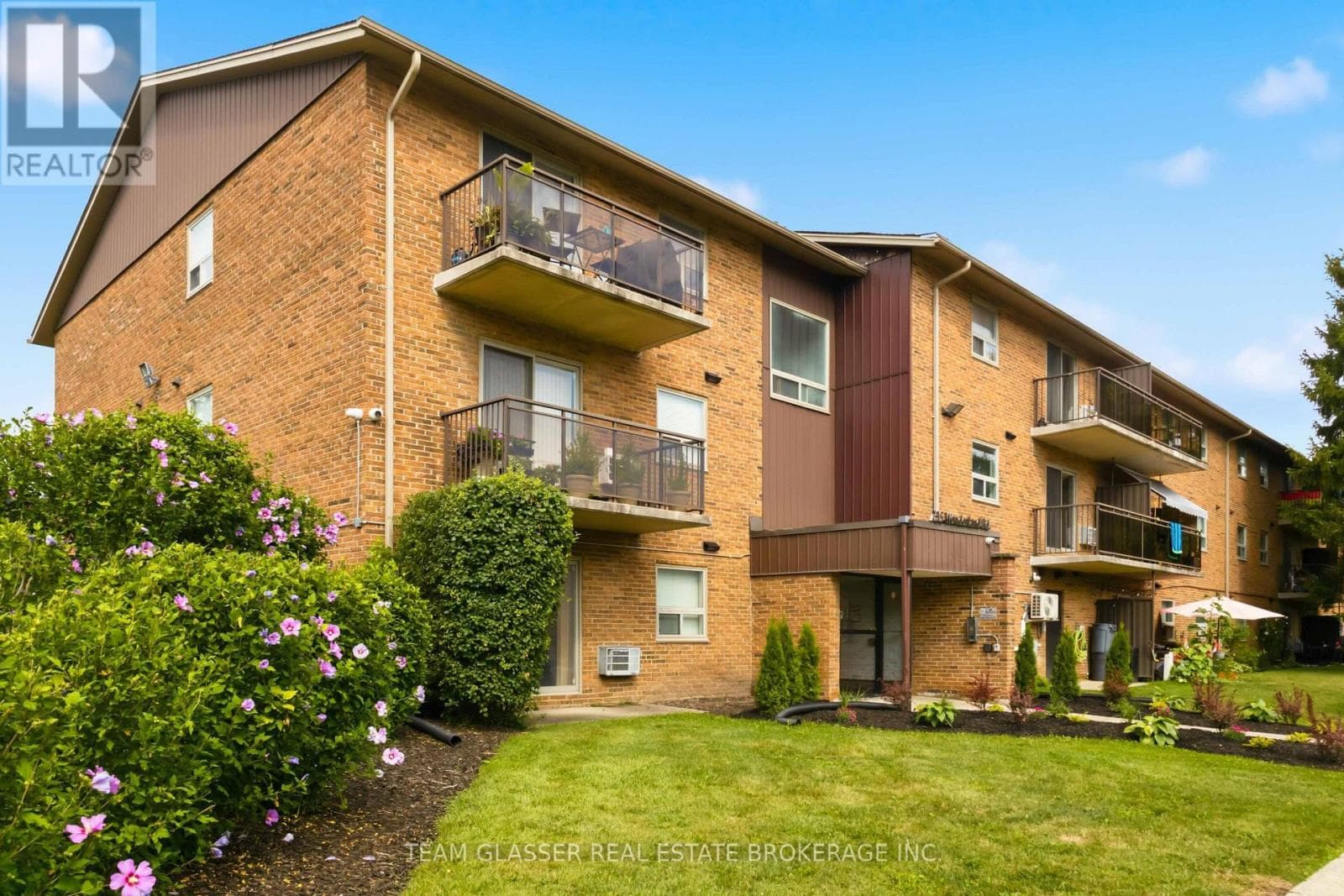 Single Family at 302- 735 Wonderland Road, London South (South M), Ontario - Photo 2 - RE/MAX Garden City Realty