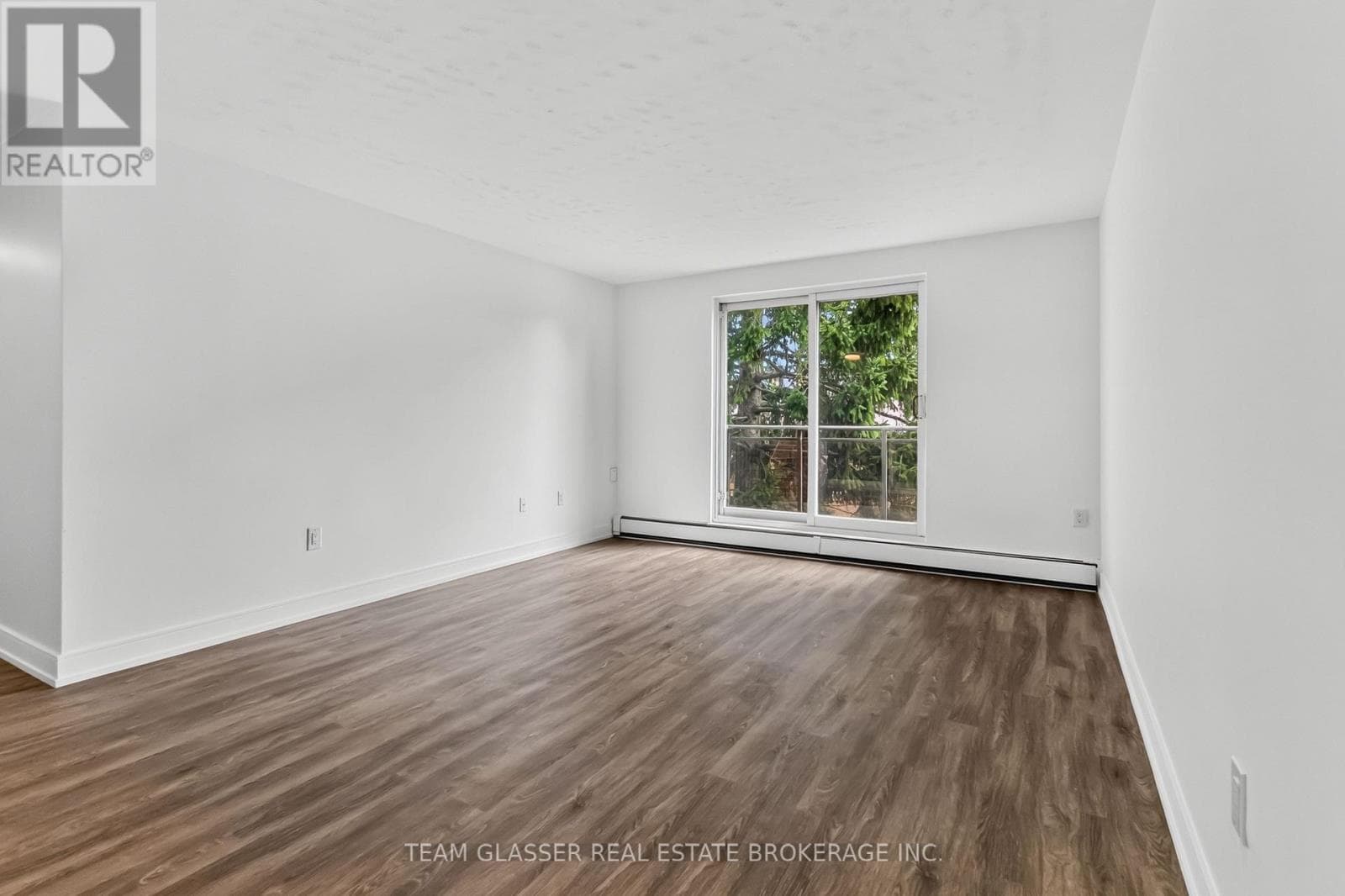 Single Family at 302- 735 Wonderland Road, London South (South M), Ontario - Photo 4 - RE/MAX Garden City Realty