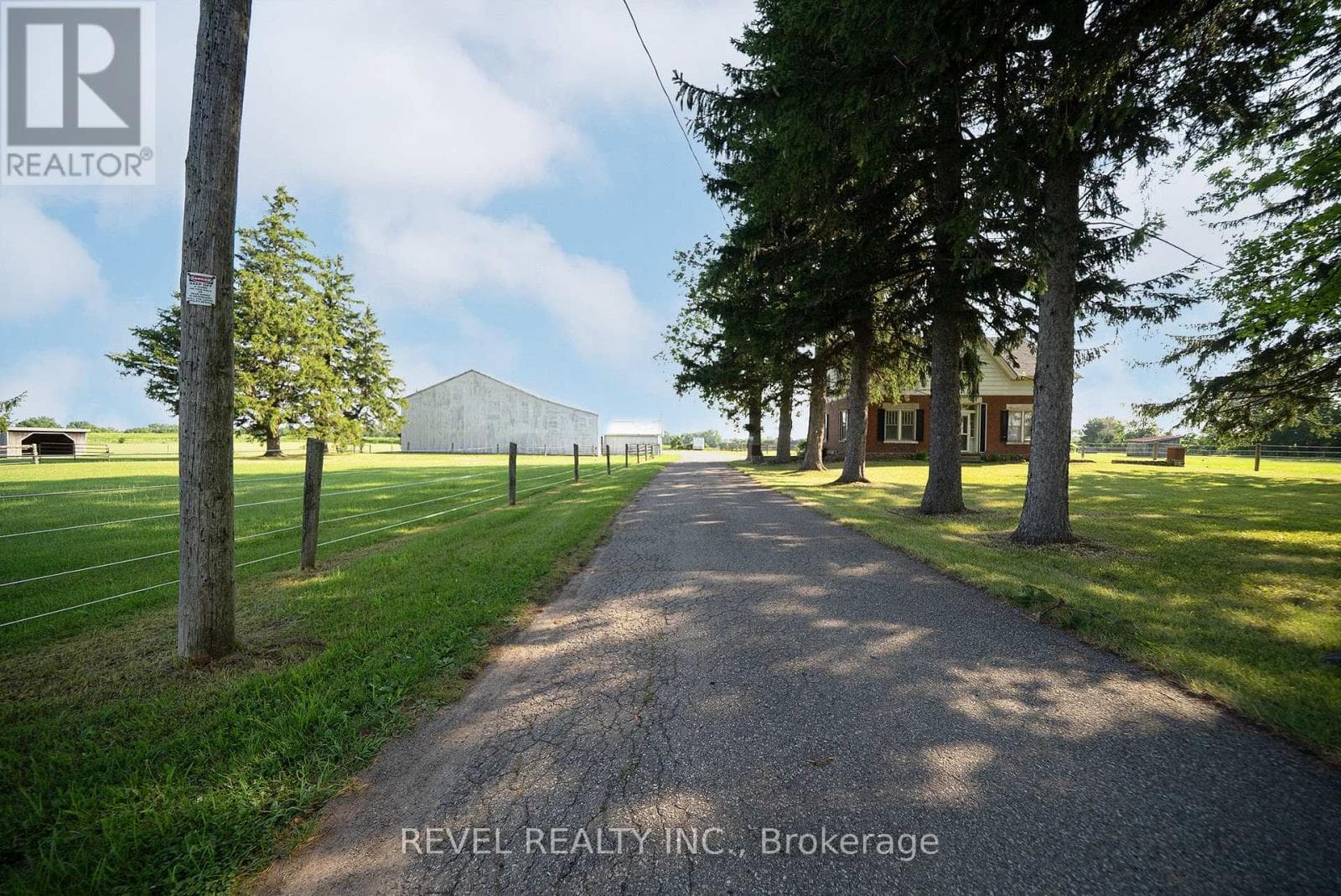 Single Family at 413 Ellis Avenue, Brant (Brantford Twp), Ontario - Photo 3 - RE/MAX Garden City Realty