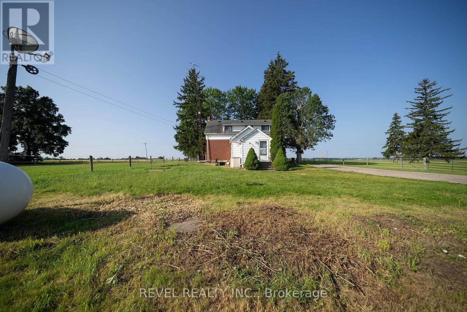 Single Family at 413 Ellis Avenue, Brant (Brantford Twp), Ontario - Photo 4 - RE/MAX Garden City Realty