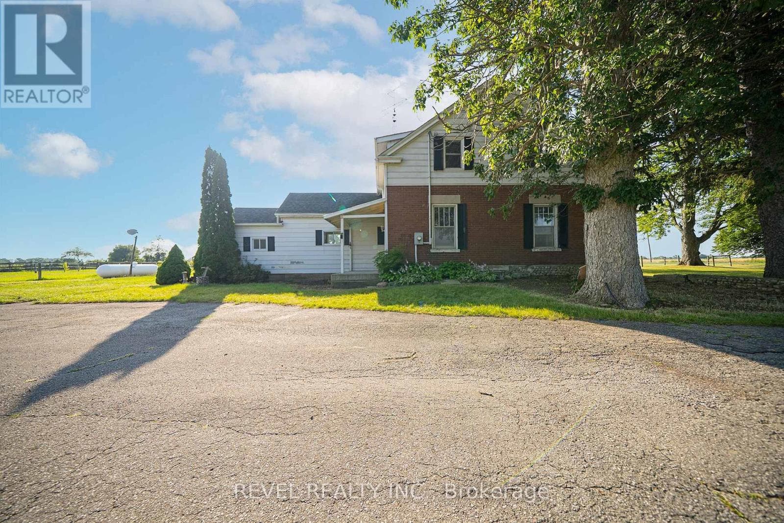 Single Family at 413 Ellis Avenue, Brant (Brantford Twp), Ontario - Photo 5 - RE/MAX Garden City Realty