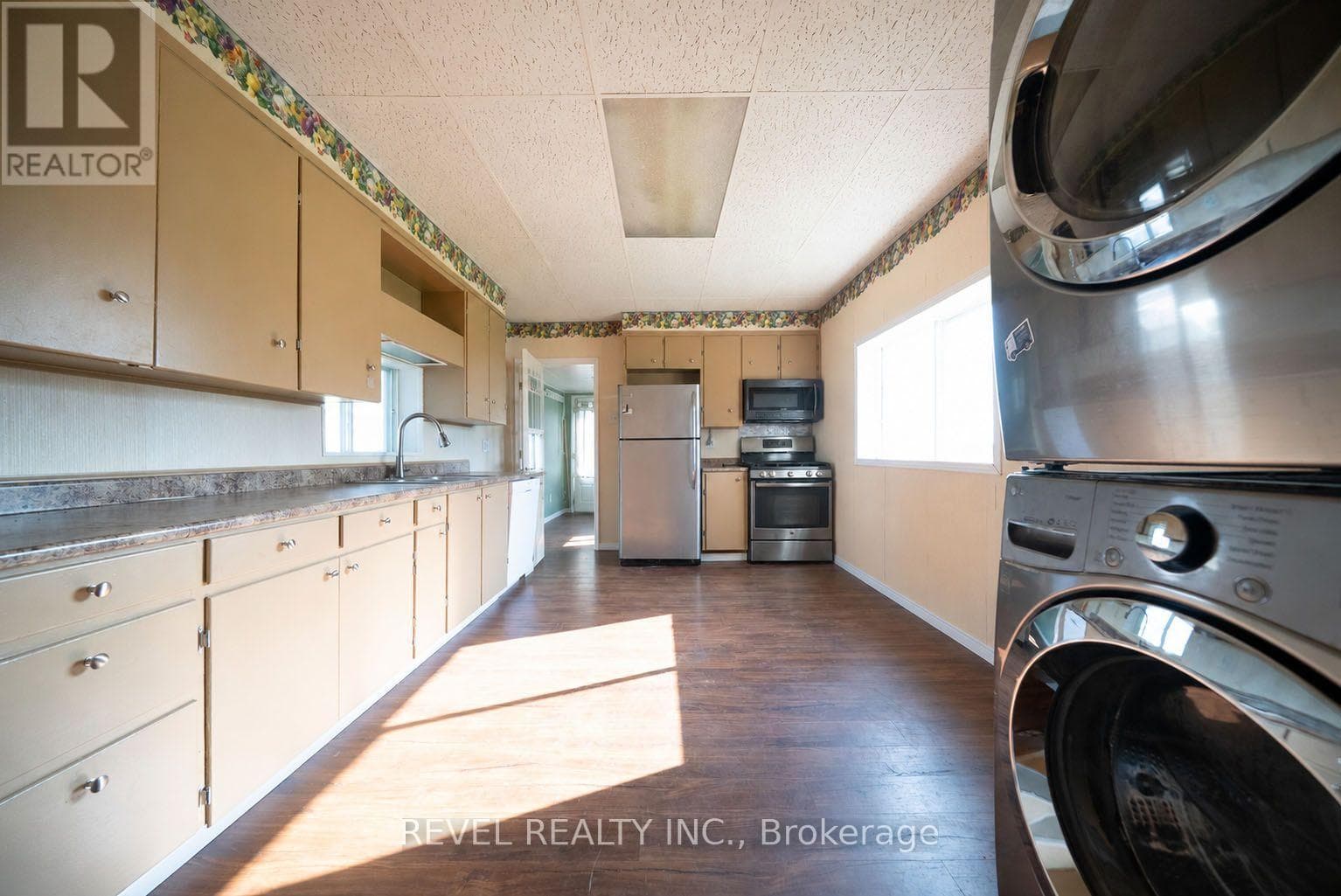 Single Family at 413 Ellis Avenue, Brant (Brantford Twp), Ontario - Photo 8 - RE/MAX Garden City Realty