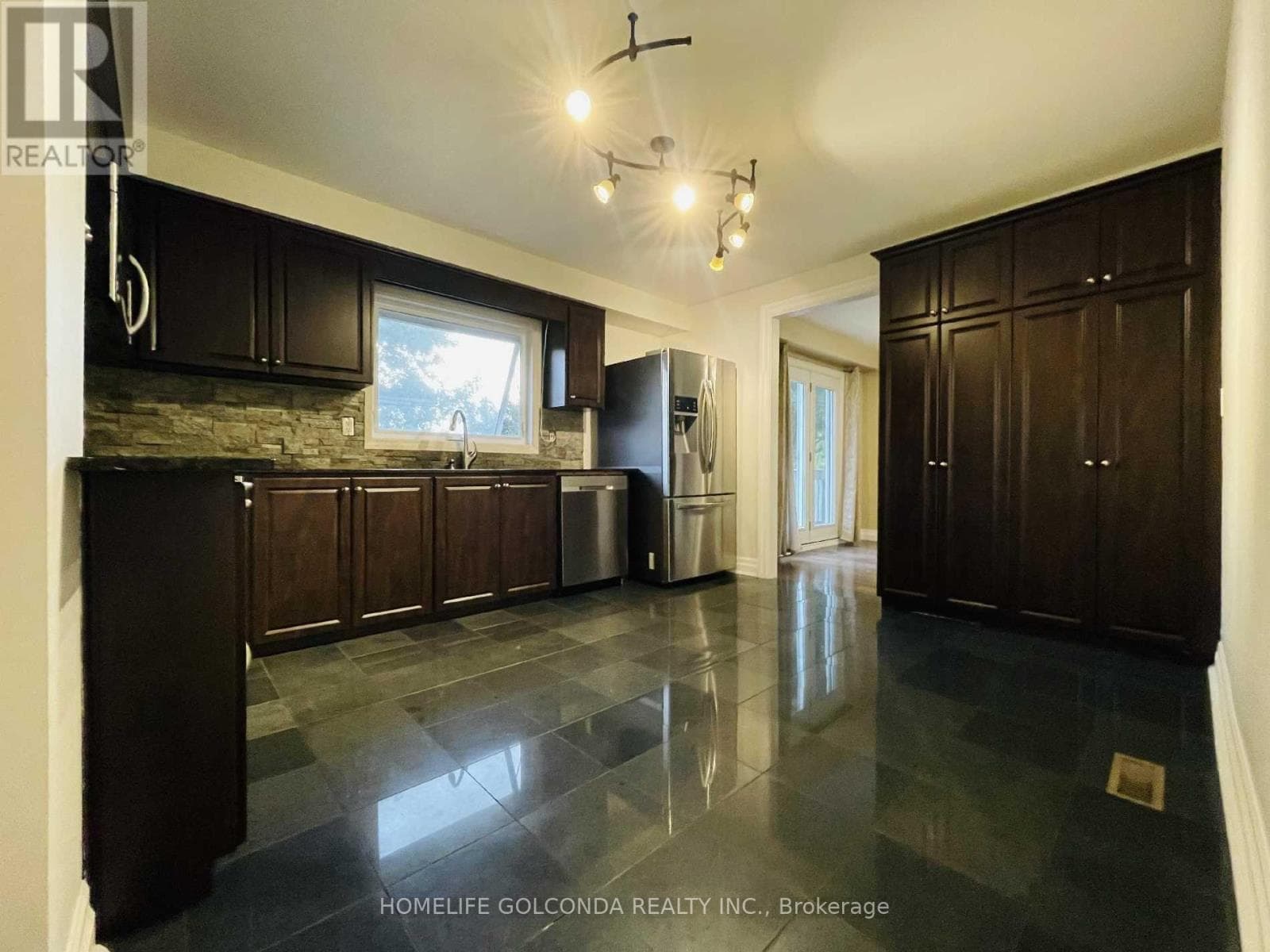 Single Family at 909 Ferndale Crescent, Newmarket (Gorham-College Manor), Ontario - Photo 6 - RE/MAX Garden City Realty