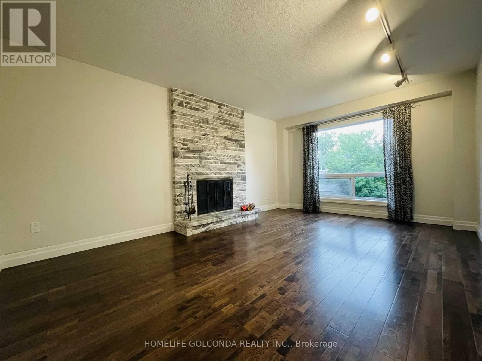 Single Family at 909 Ferndale Crescent, Newmarket (Gorham-College Manor), Ontario - Photo 7 - RE/MAX Garden City Realty